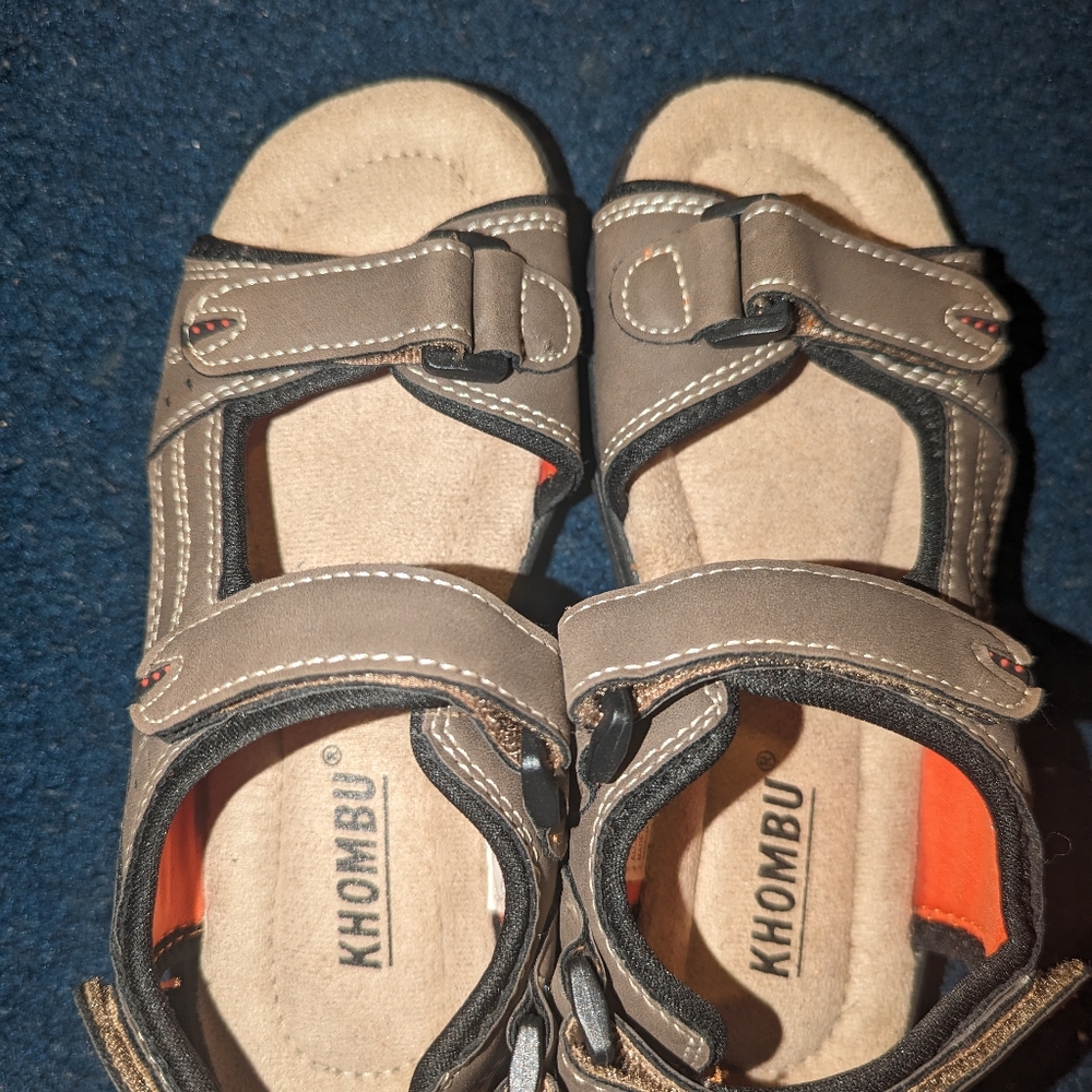 Khombu Boy's sandals size 1